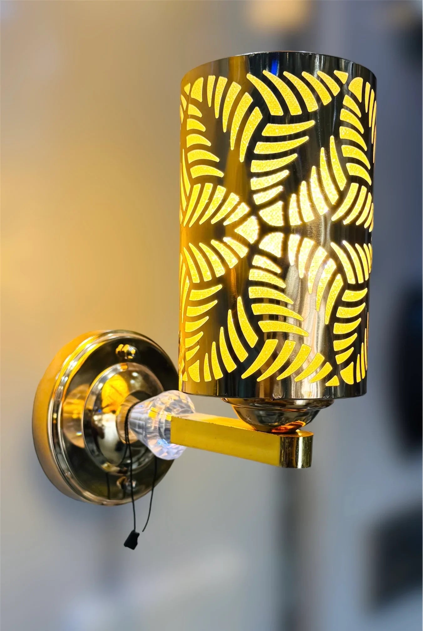 Golden Leaf Pattern Wall Sconce